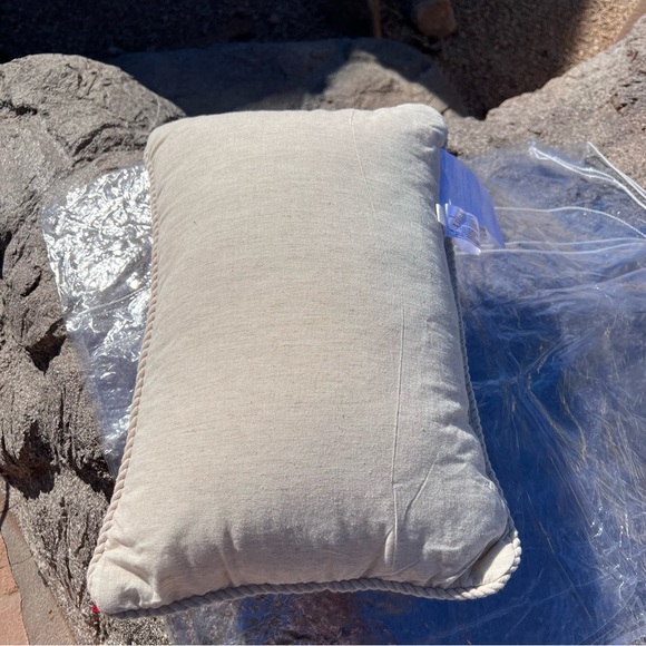 ⬇️St. Nicholas Square NWT Kohl’s Pillow 12”x18” Ivory Beaded Merry Christmas - Picture 6 of 6